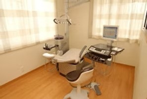 ①外観②待合室③診療室