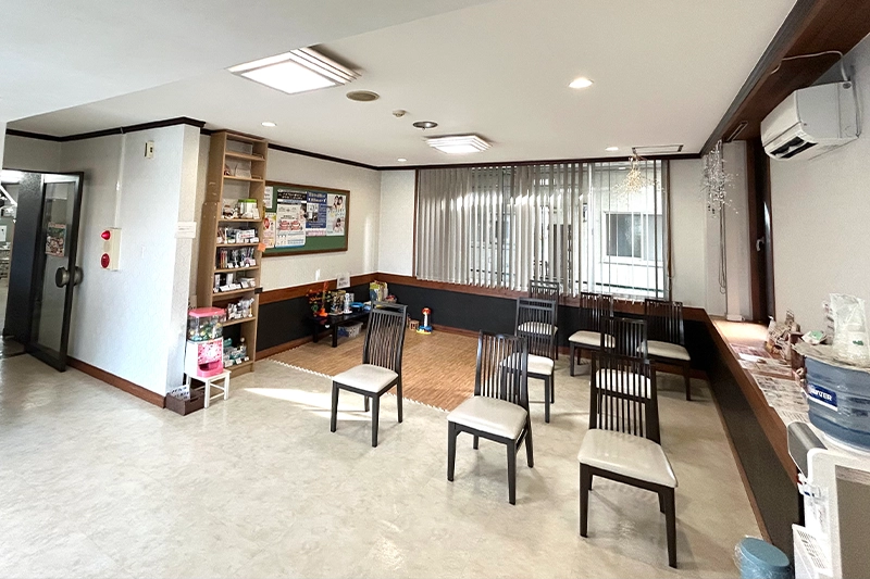 ①医院外観②診療風景③待合室