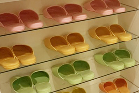 清潔なスリッパを用意しています