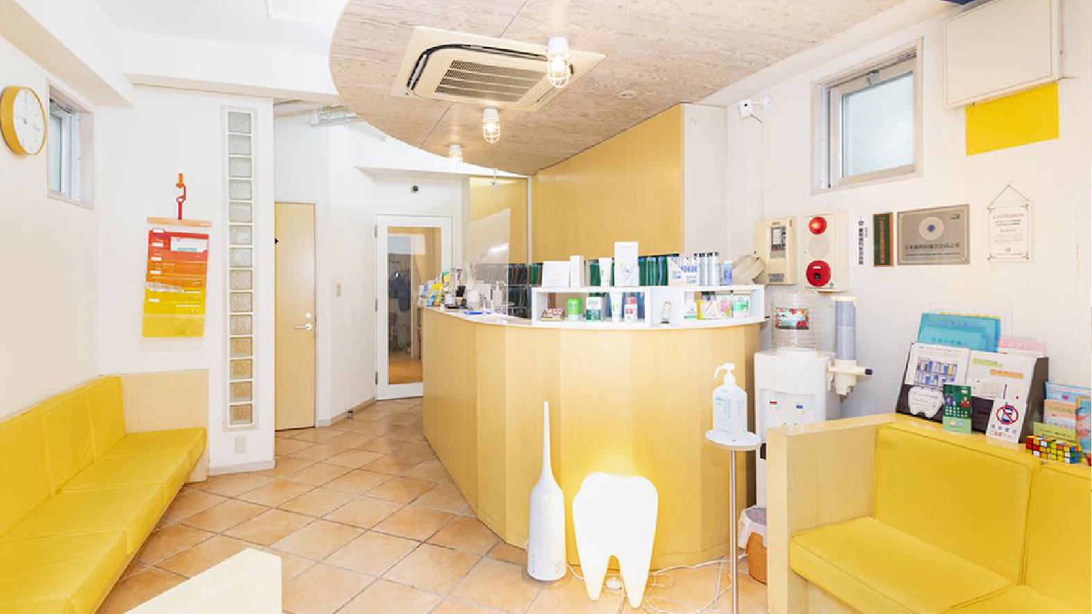 ①クリニック外観②受付③待合室