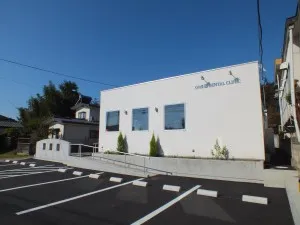 ①外観②待合室③診療室