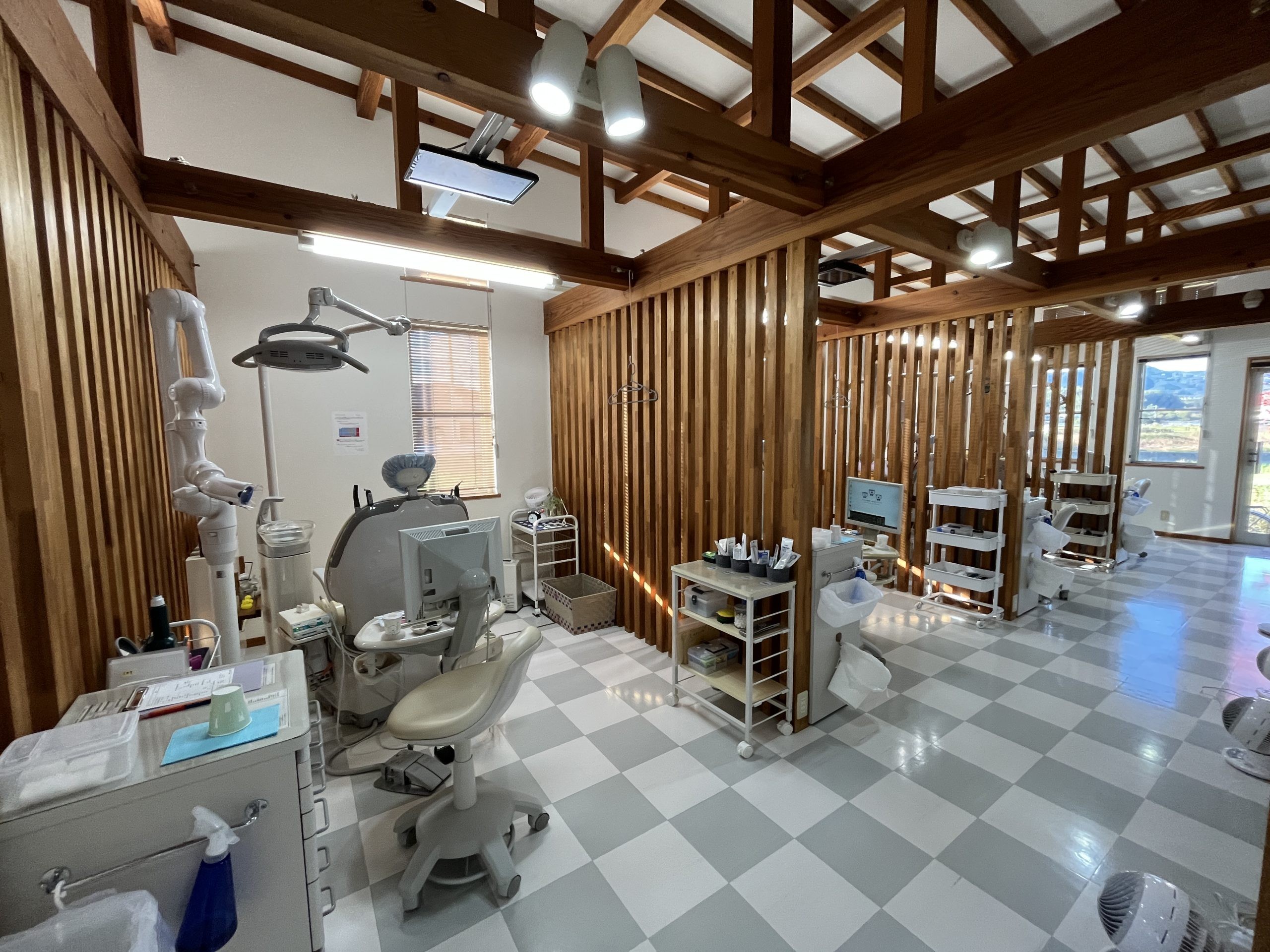 定期的な検診と専門的なクリーニングを中心に行っています。