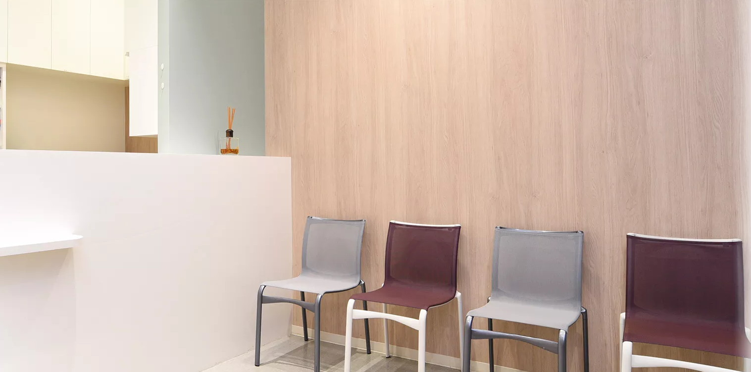 ①クリニック外観②待合室③診療室