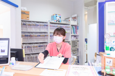 ①クリニック外観②受付③待合室