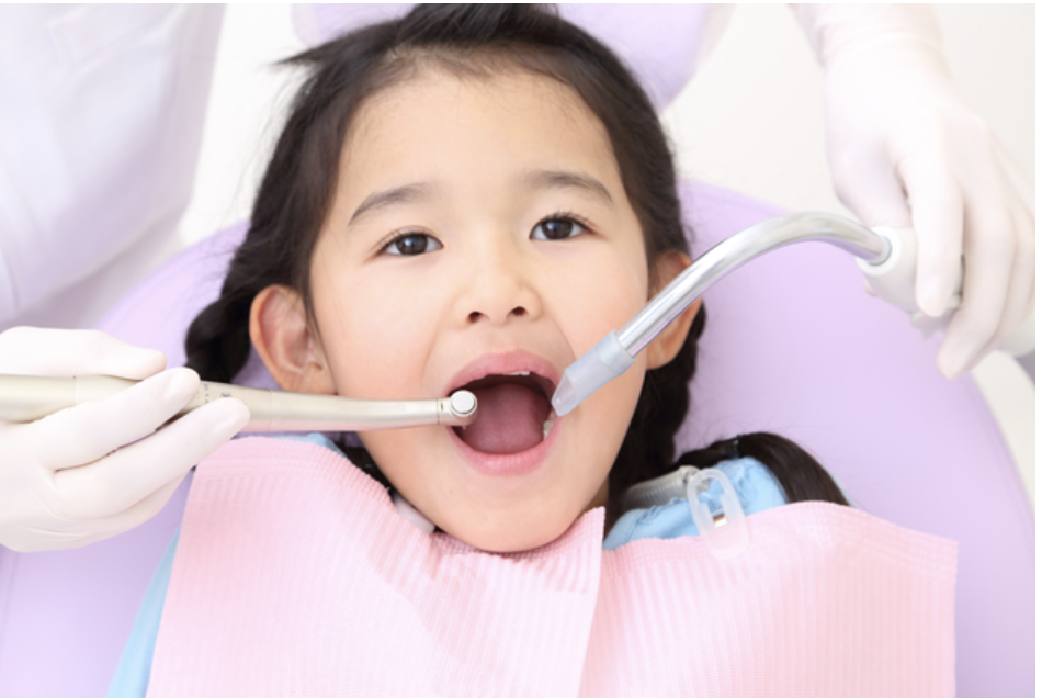 お子様が安心して治療を受けられるよう、歯科医院特有の怖さを感じさせないアプローチを心がけています