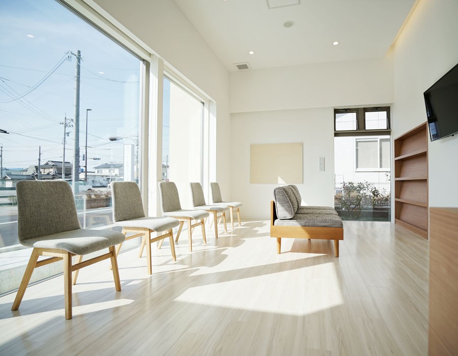 明るく日の差し込む待合室です