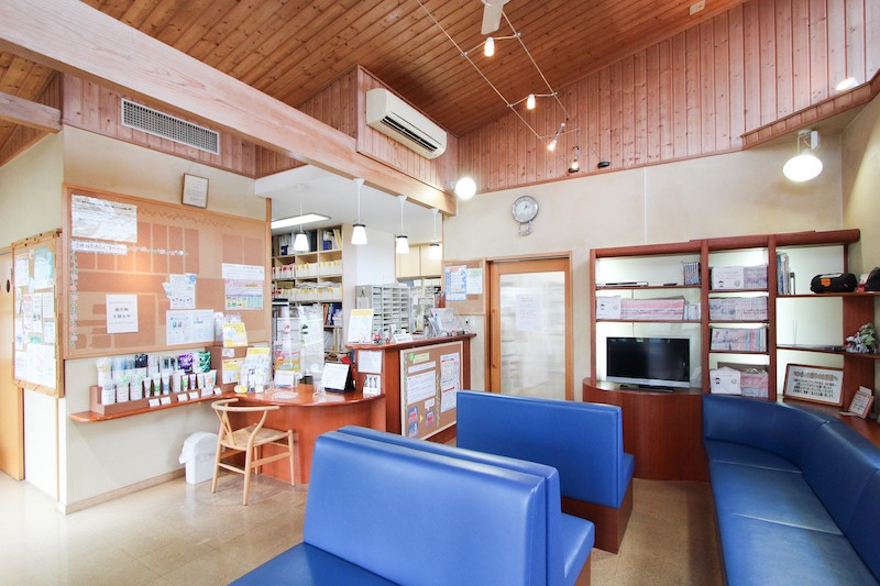 ①医院外観 ②待合室 ③受付