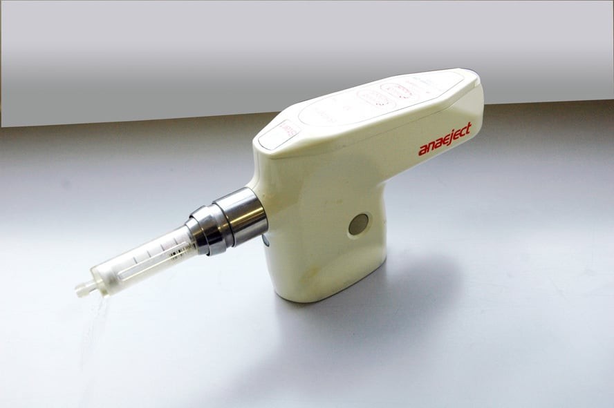 コンピュータ制御の電動麻酔注射器です