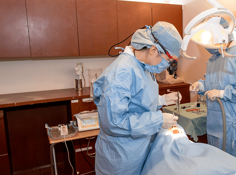 患者様が「自分の歯のように噛みたい」「見た目も大切にしたい」という希望を叶えられるよう、精密な診療を実践している歯科医院です