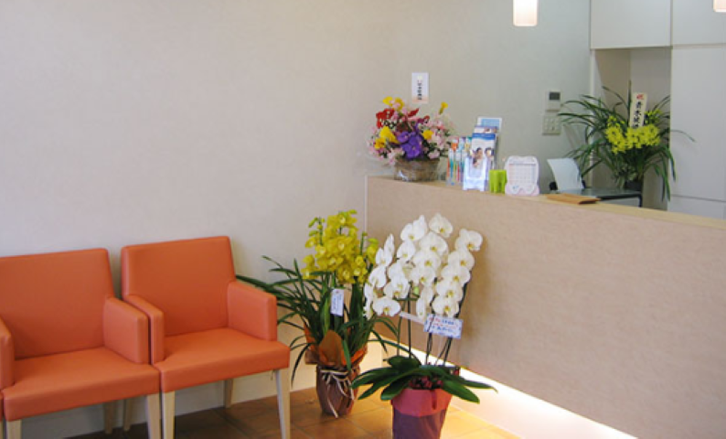 ①外観②待合室③受付