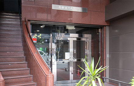 ①クリニック外観②待合室③診察風景