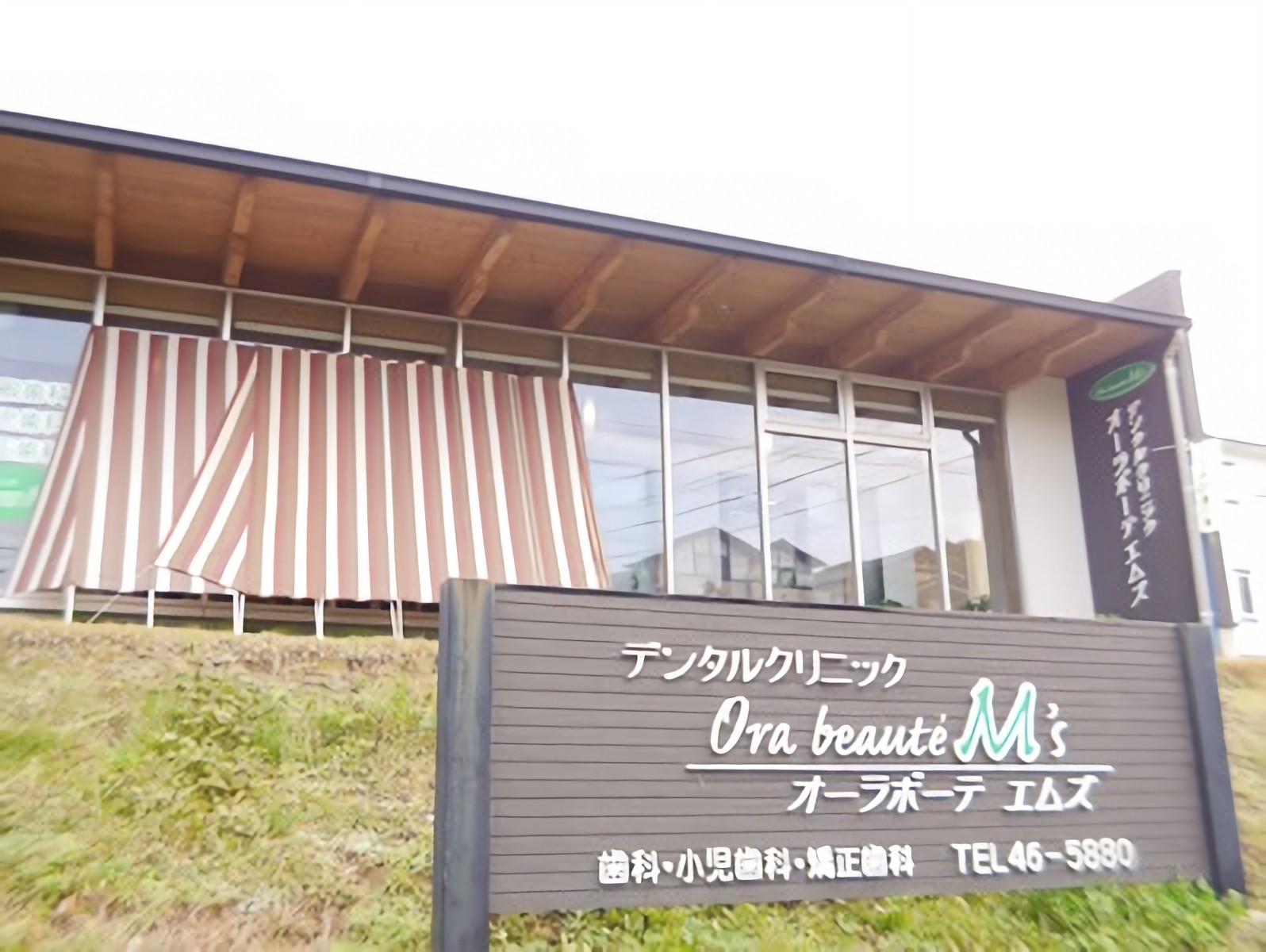 ①外観　②受付　③待合室