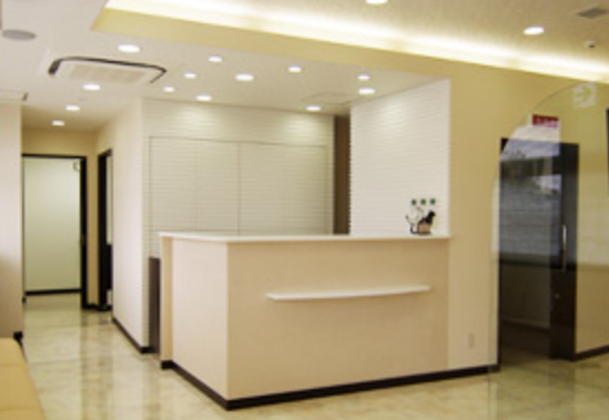 ①クリニック外観　②受付　③待合室