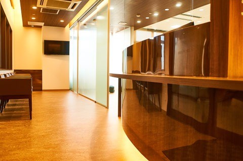 【駐車場完備】幅広い歯科診療と完全予約制で通いやすい たなだ歯科