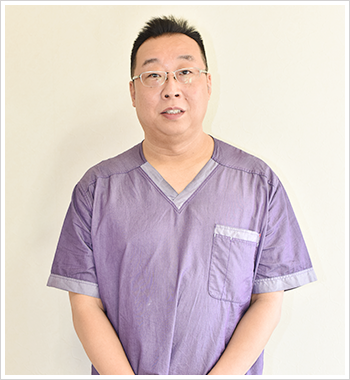 〈略歴〉
1998年
北海道大学歯学部　歯科矯正学講座入局
2002年
北海道医療大学歯学部小児歯科学講座入局
2007年
千秋歯科医院　開業