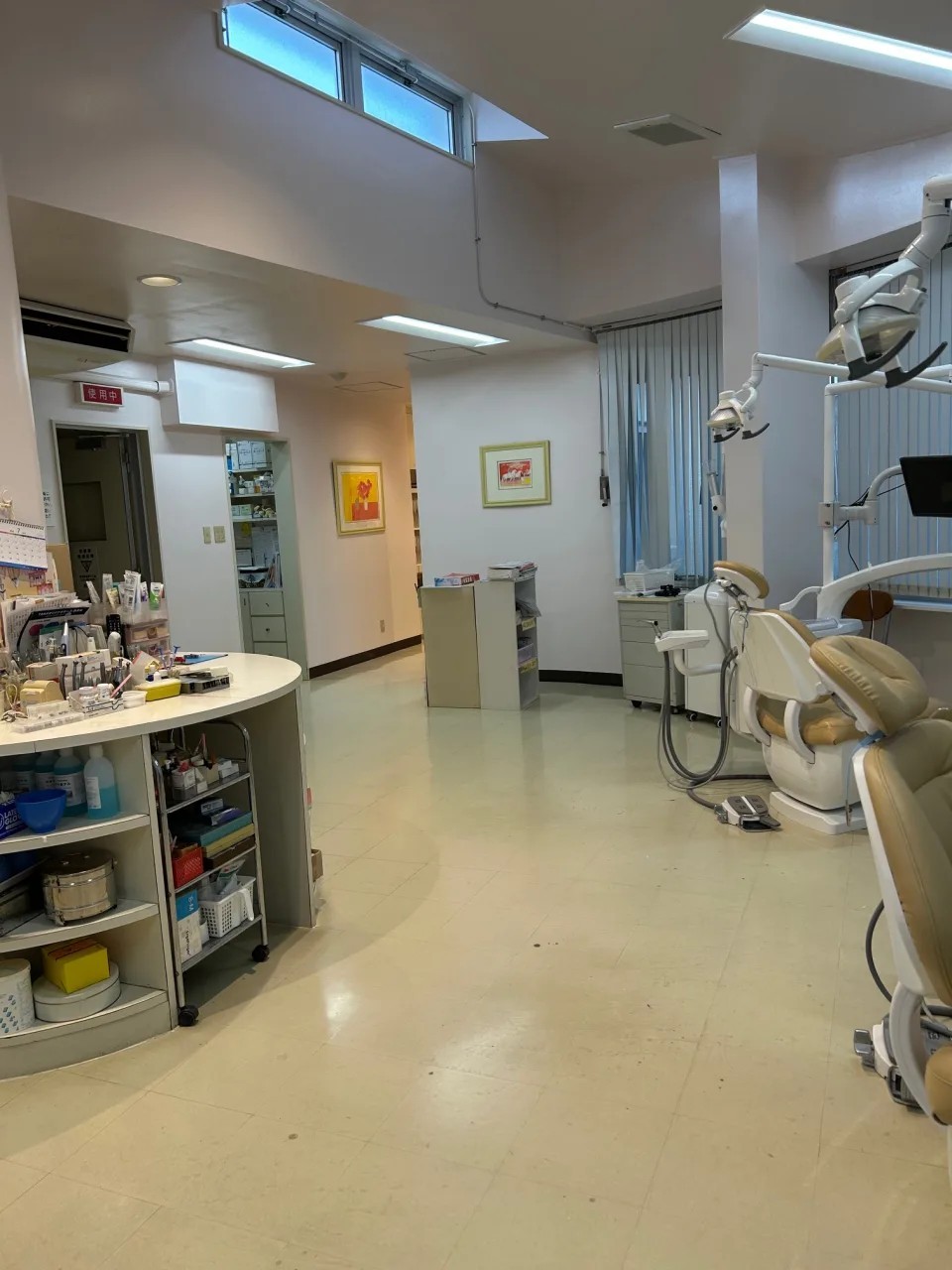 ①クリニック外観　②治療の様子　③診療室