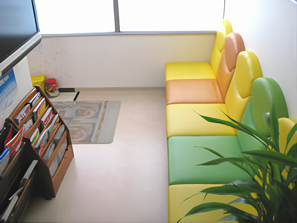 ①外観②待合室③診療室