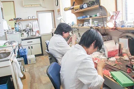 歯科技工士2名常駐