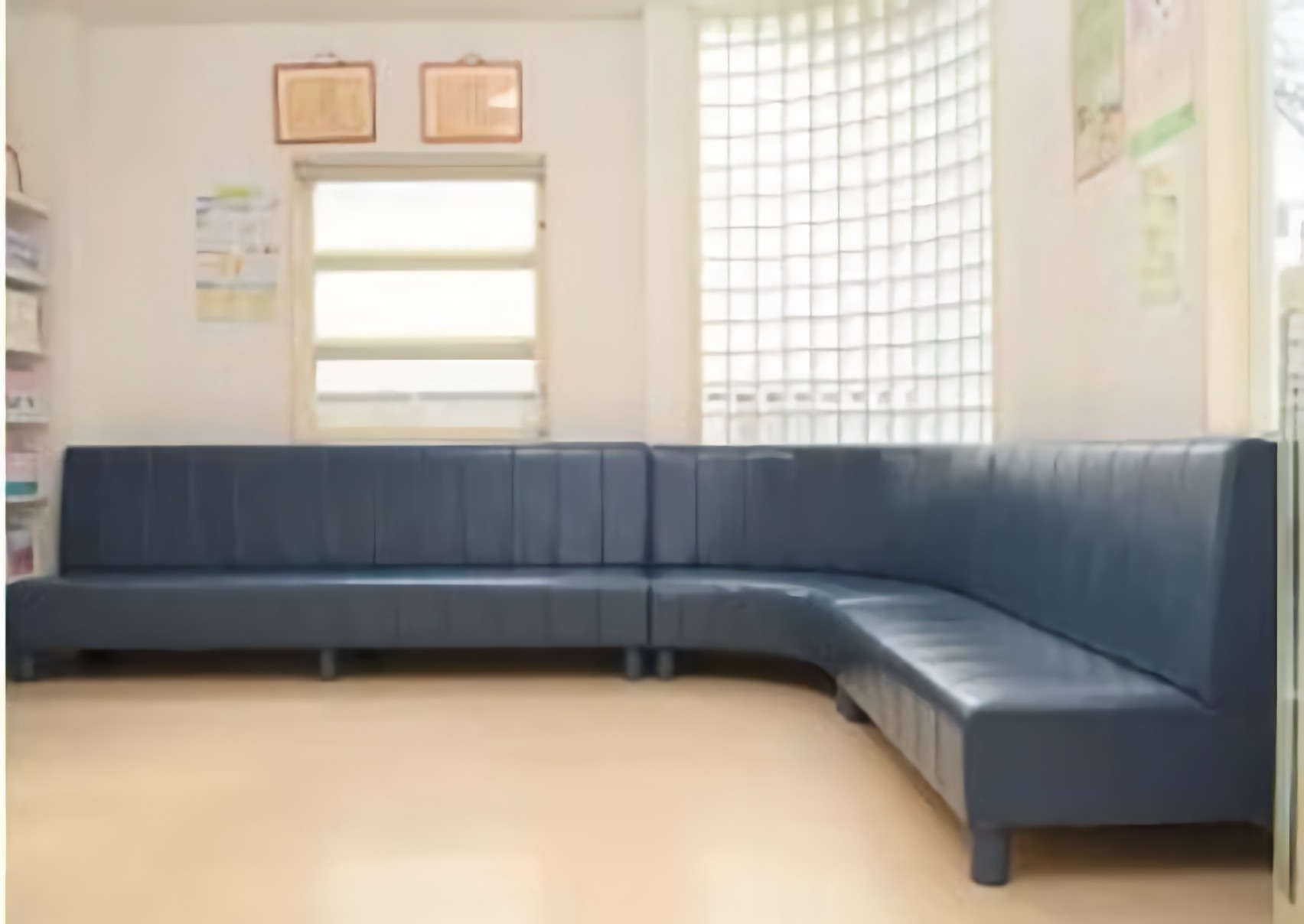 ①診察台②受付③待合室