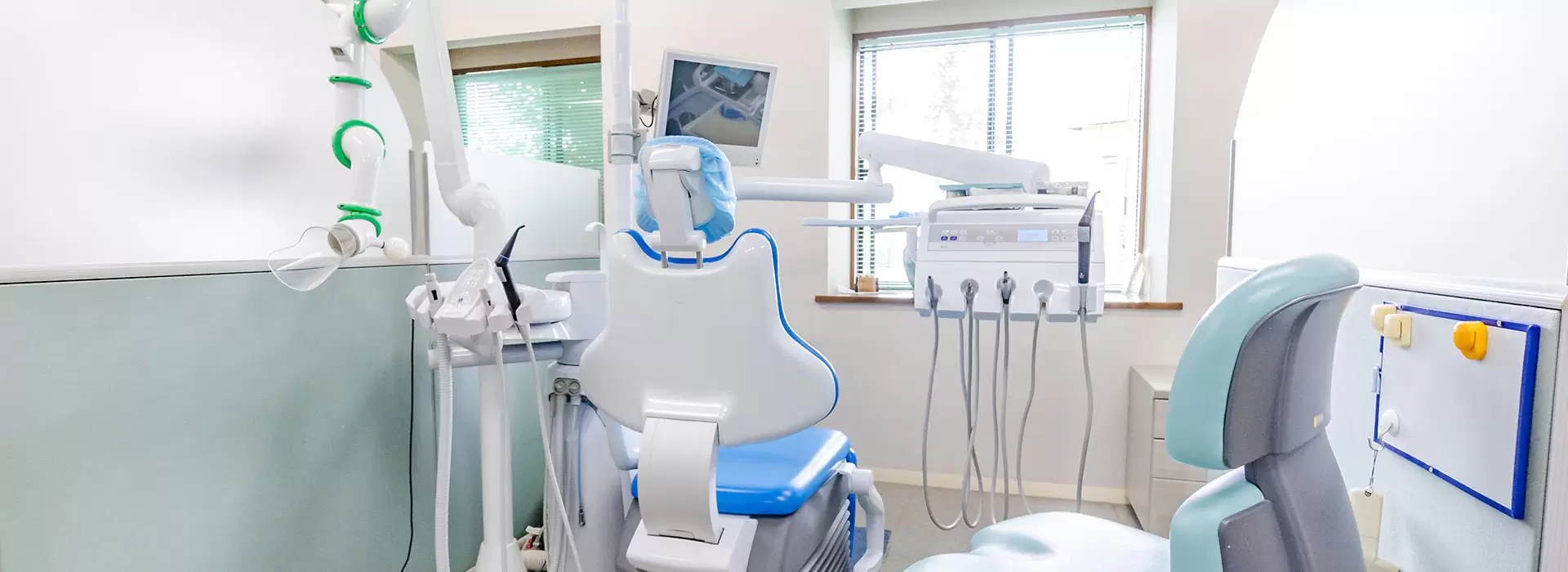 ①医院外観 ②受付・待合室 ③診療室