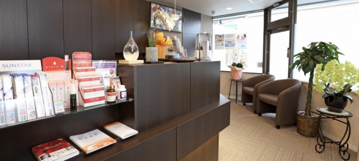 ①クリニック外観②受付③診療チェア