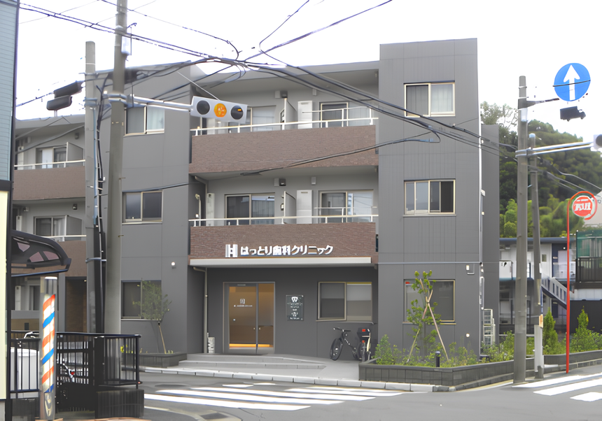 ①外観　②入口　③治療風景