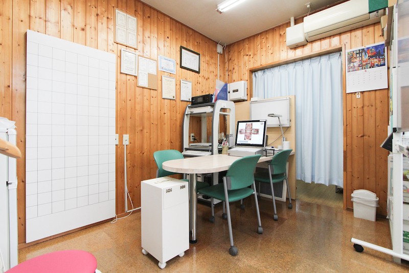 専用の機器を用いて顎の動きを精密に検査しています