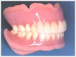 自然な見た目と快適な装着感を両立した入れ歯を提案