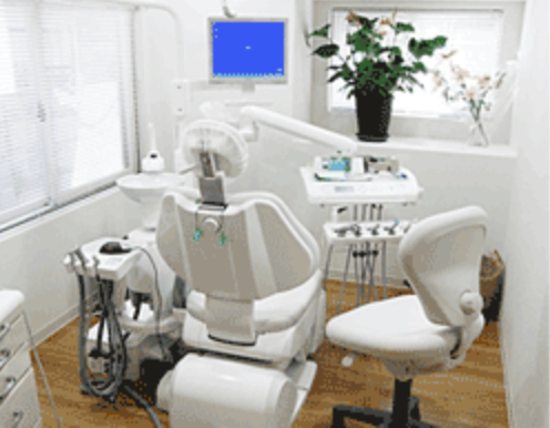 ①クリニック外観②診療チェア③診療