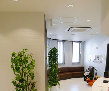 ①クリニック外観　②受付　③待合室