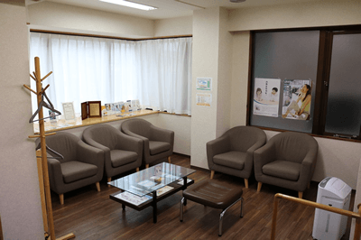 ①サイトトップページ②医院の外観③待合室