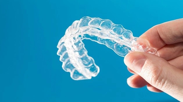 専門の担当医と連携し目立ちにくい矯正治療を行っています