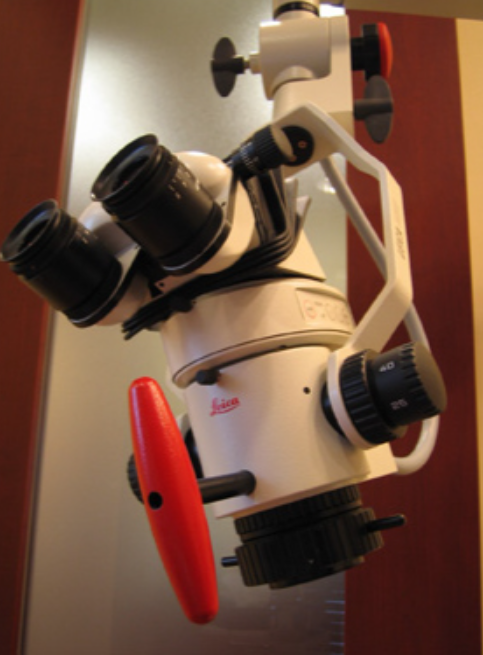 マイクロスコープを使用することで、肉眼では見えなかった部位や病状を鮮明に確認できるため、治療の精度が格段に向上します。