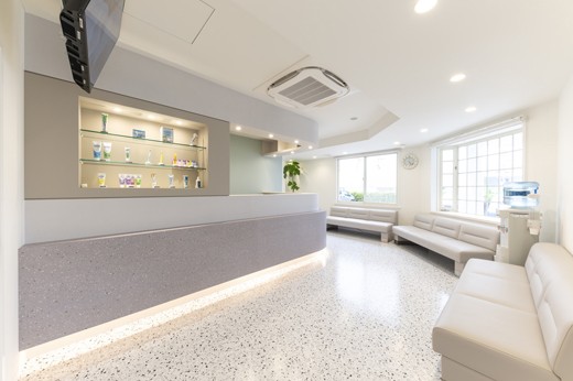 ①外観②受付③待合室