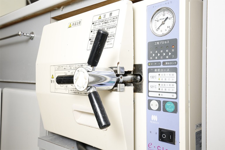 e-Claveにより滅菌を行い微生物を徹底的に死滅させています