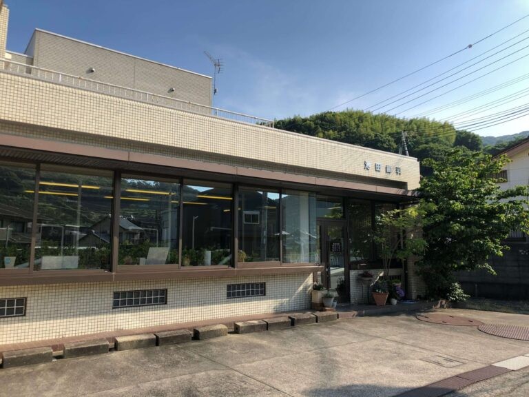 医院の手前に駐車スペースがあります