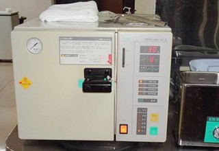 オートクレーブなどを活用し器具を滅菌しています