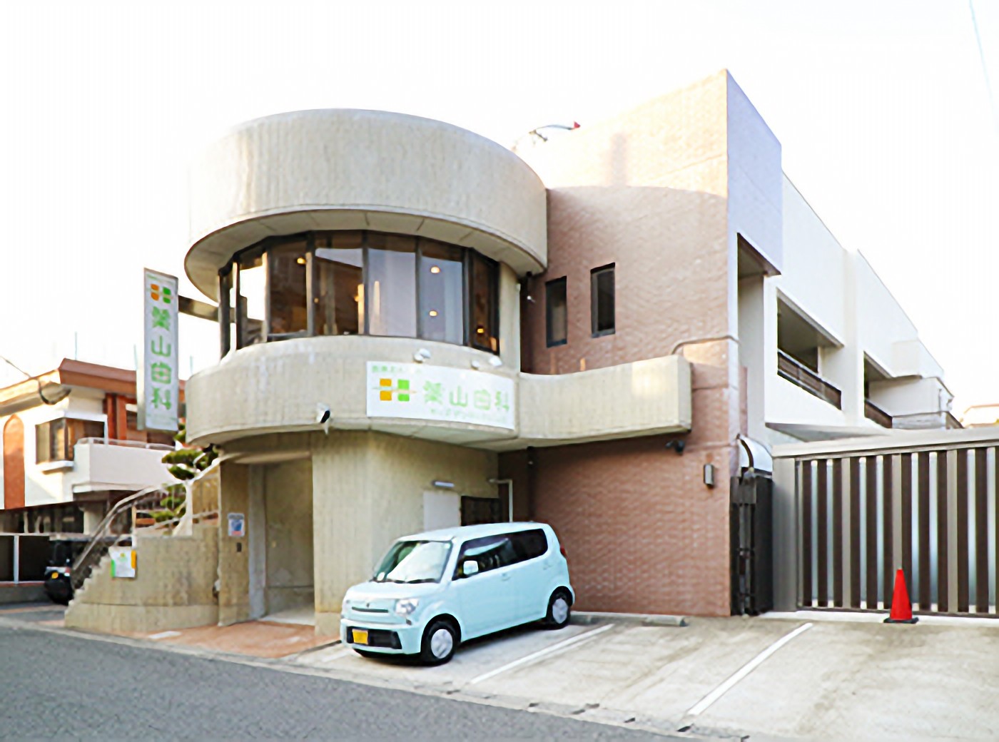 ①外観②受付③待合室