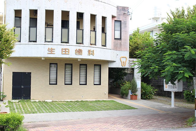 ①クリニック外観　②受付　③待合室