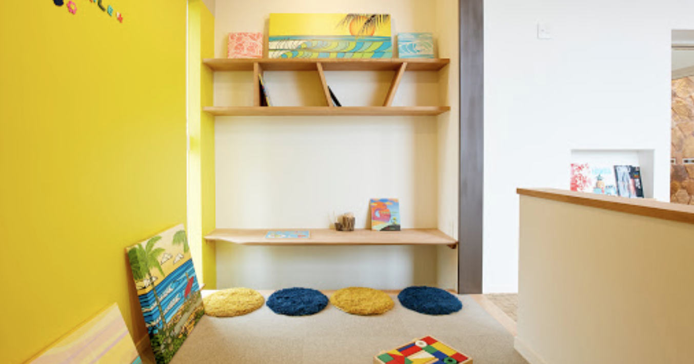 ①クリニック外観　②受付・待合室　③キッズスペース