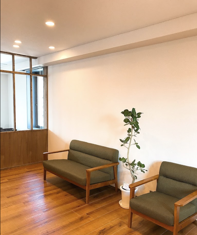 ①クリニック受付　②診察室　③待合室