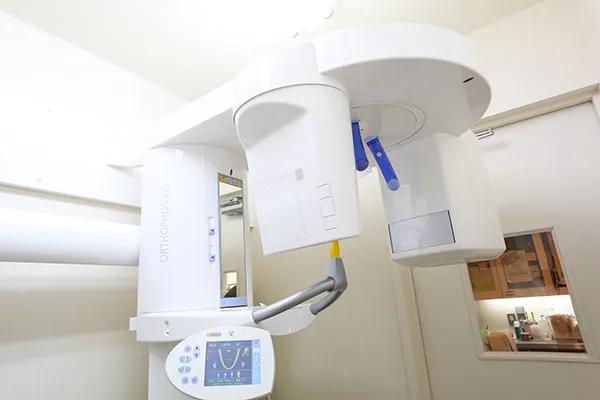 歯を失った患者様に対し、より自然に噛める機能を取り戻すためのインプラント治療を提供しています