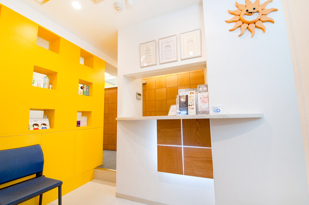 ①外観➁受付③待合室