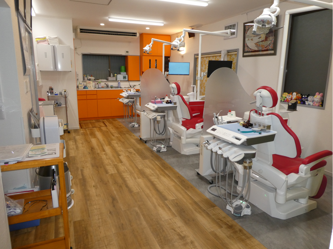 ①外観②受付③診療スペース