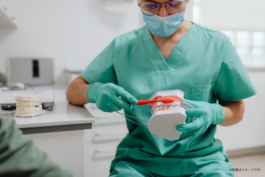 口腔内の健康を一時的な治療にとどめず、全身の健康状態と結びつけて捉える診療が重視されています