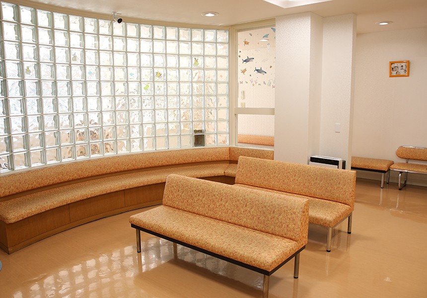 【山鹿バスセンターバス停 徒歩3分】専門医によるチーム医療で幅広い治療に対応する森歯科小児歯科医院