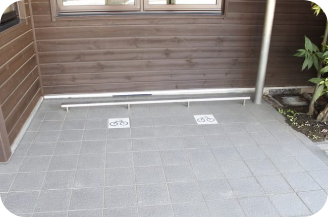 入口の横に駐輪場もございます