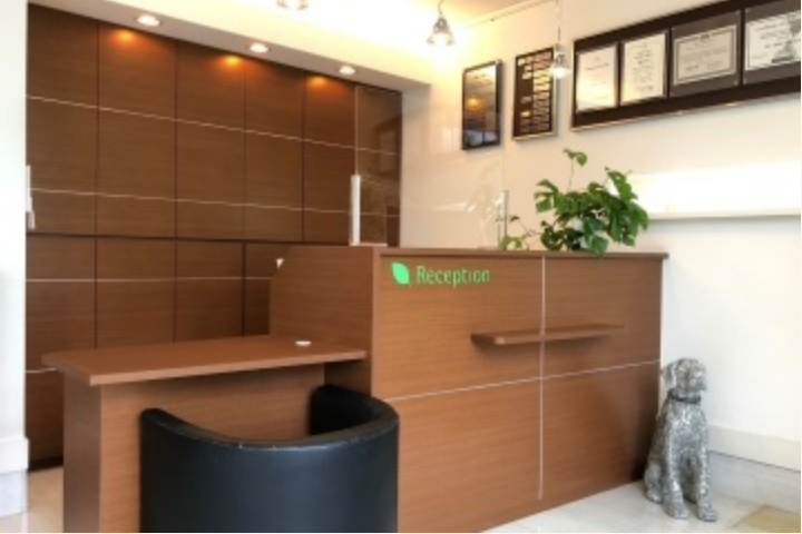 ①クリニック外観②受付③待合室