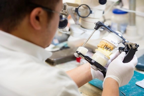 歯科技工士が精度の高い修復物を作ります