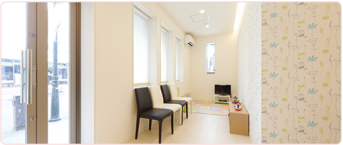 ①クリニック外観②受付③待合室